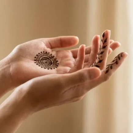 10 Simple Mehndi Designs for Beginners (That Look Professional) 4 10 Simple Mehndi Designs for Beginners (That Look Professional)