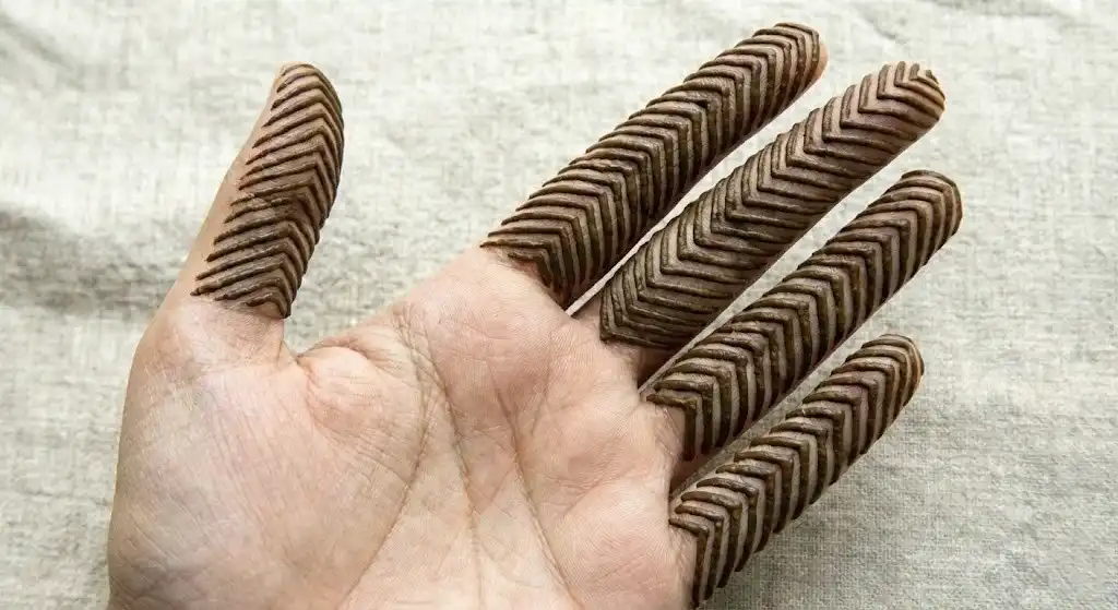19+ Best Easy Front Hand Mehndi Designs (Step-by-Step) 13 Tribal style zig-zag chevron henna patterns drawn on the finger segments.
