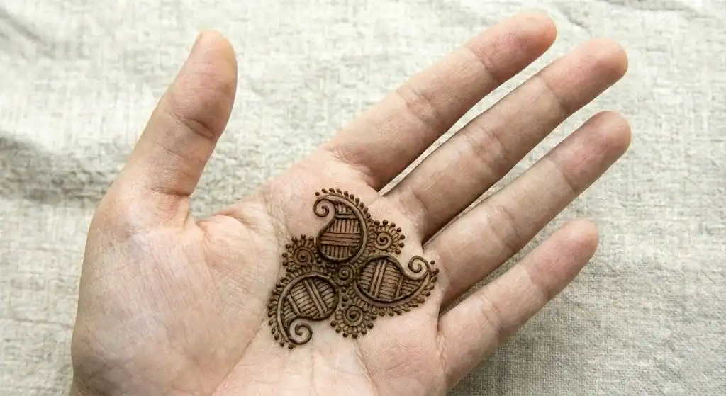 19+ Best Easy Front Hand Mehndi Designs (Step-by-Step) 15 Three small traditional paisley mango motifs clustered in the center of the palm.