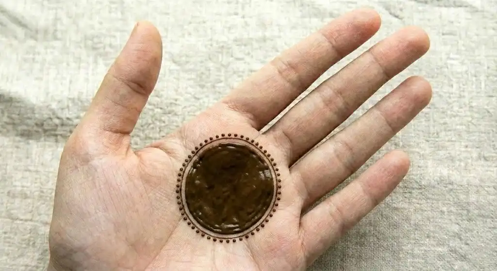 19+ Best Easy Front Hand Mehndi Designs (Step-by-Step) 17 Traditional solid filled circle mehndi design with a delicate dot border in the palm center.