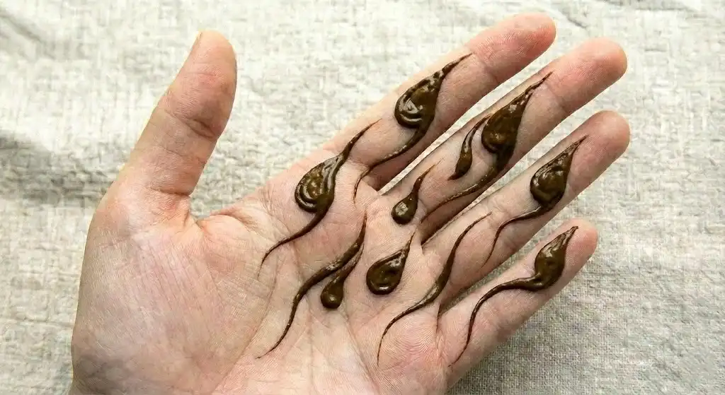 19+ Best Easy Front Hand Mehndi Designs (Step-by-Step) 18 Abstract falling teardrop henna shapes moving from the fingers towards the center of the palm.
