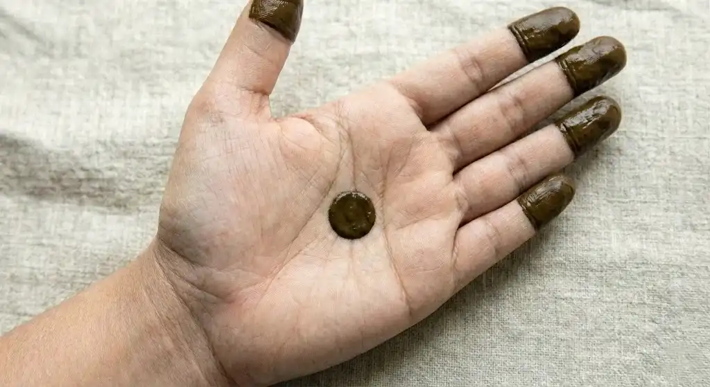 19+ Best Easy Front Hand Mehndi Designs (Step-by-Step) 20 Traditional solid capped fingertips with a single large dot in the center of the palm.