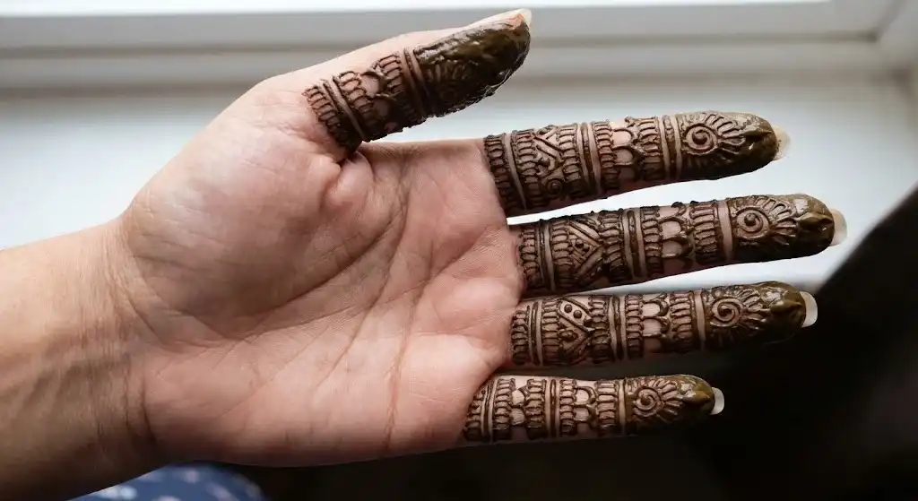 19+ Best Easy Front Hand Mehndi Designs (Step-by-Step) 5 Intricate geometric and floral henna patterns on fingers only with an empty palm for a modern look.