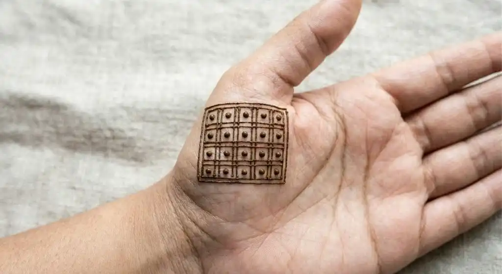 19+ Best Easy Front Hand Mehndi Designs (Step-by-Step) 8 Small square jaali grid pattern with dots on the thumb mound of the palm.