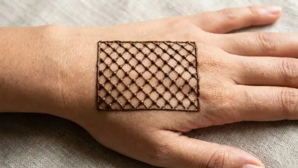 20 Stylish and Simple Back Hand Mehndi Designs 14 Rectangular jaali grid henna pattern patch on the back hand.